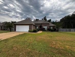 Building Photo - 990 Clubhouse Dr