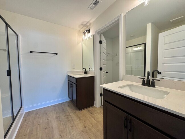 Foto del edificio - 3 Bed, 2.5 Bath 1 car garage townhome in Clayton's Ashcroft community!