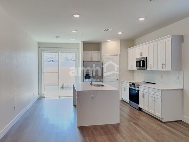 Building Photo - 874 English Primrose St