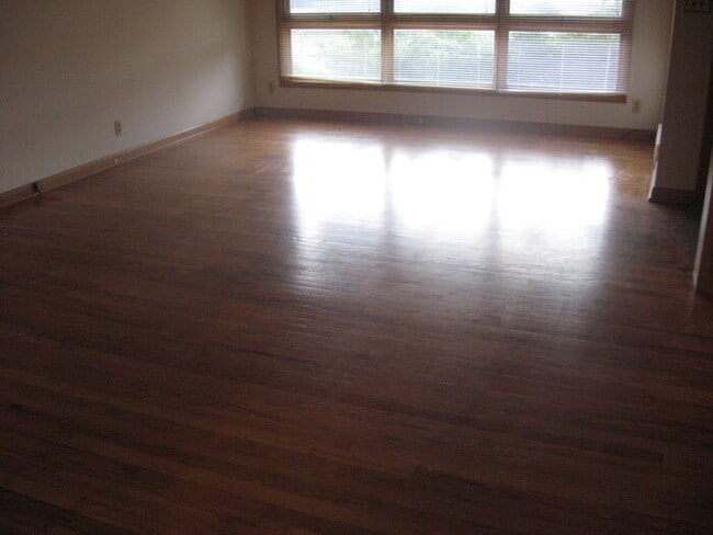 Building Photo - Duplex-Great neighborhood! NEW REDUCED PRICE - $1395 per month!