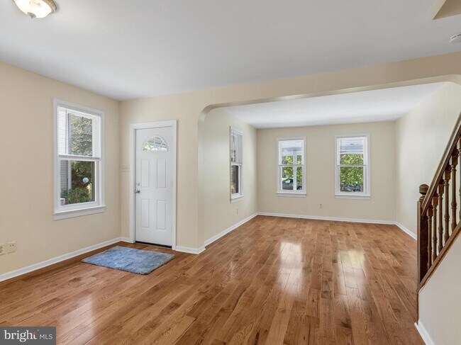 Building Photo - 323 E Linden St