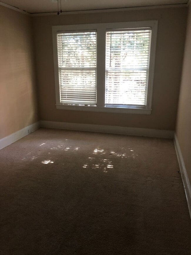 Building Photo - 2 Bedroom 1 Bathroom Duplex