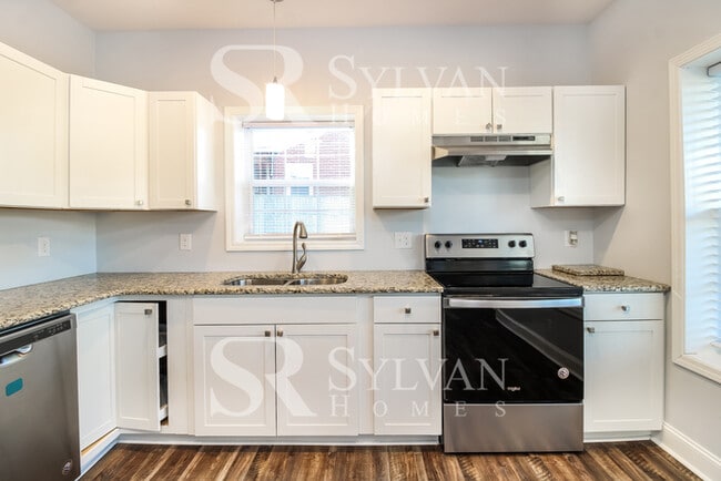 Building Photo - Adorable 3 bedroom home awaits you!