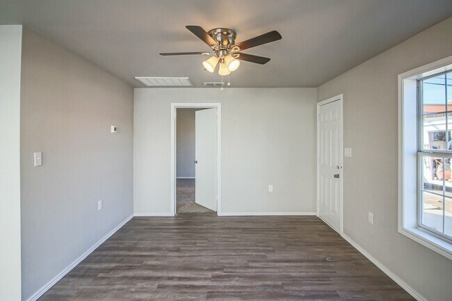 Foto del edificio - Remodeled 2 bedroom 2 bath