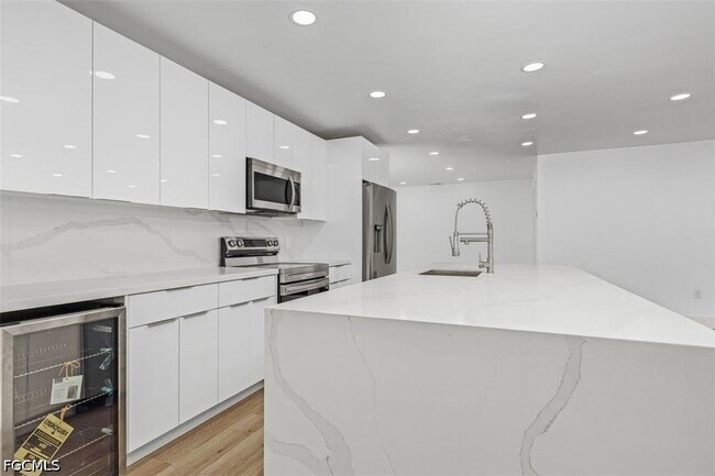 Foto del edificio - 6043 Birnam Wood Ln