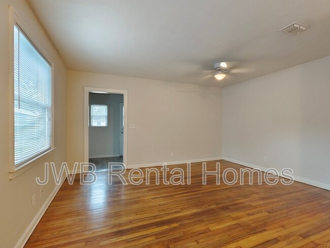 Building Photo - 3519 Hibiscus St