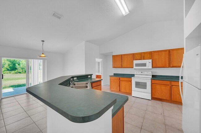 Building Photo - 446 SW S Quick Cir