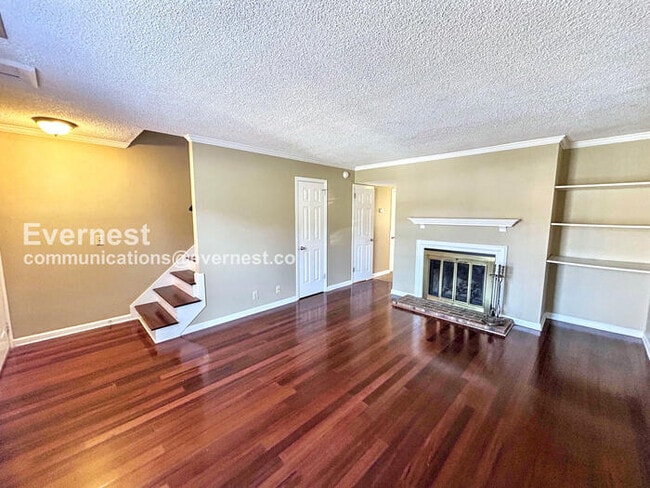Building Photo - 2 Bed/2.5 Bath Townhome with Modern Amenities / Pet-Friendly / Available Now!