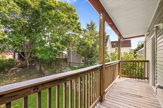 Building Photo - 18 St Clair St