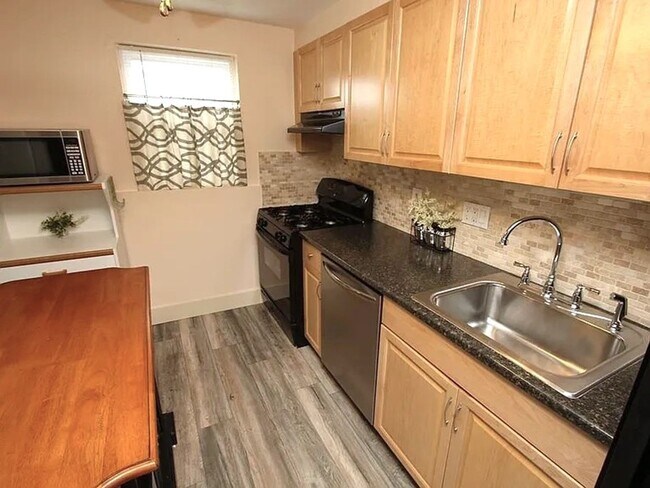 Foto del edificio - Updated 1 bedroom condo in ideal North Reading / Andover Rte 28 location.