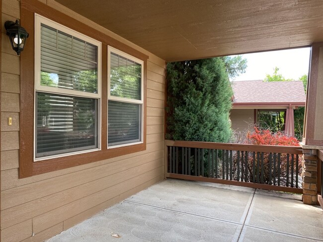 Building Photo - Start a Lease by 2/28/25 and pay $2,800 fo...