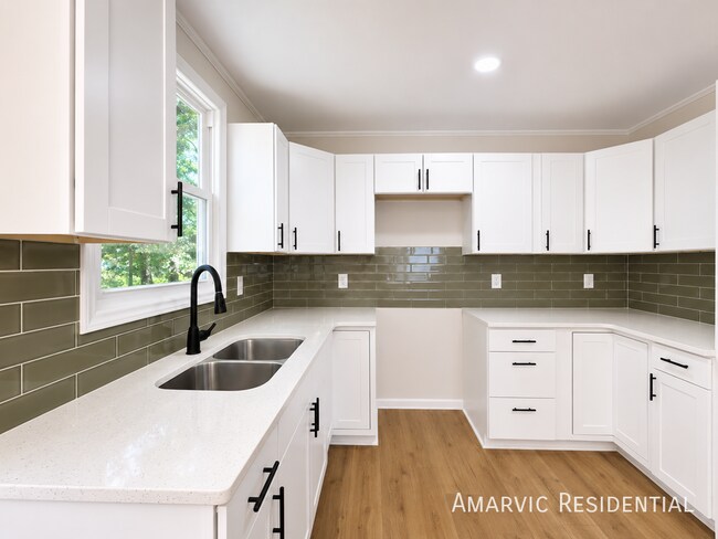 Foto del edificio - 807 Candlewood Dr