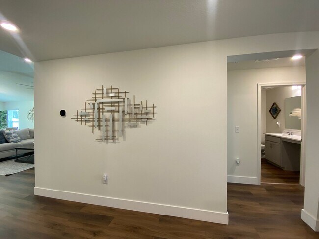 Foto del edificio - Spacious 4 Bed, 2 Bath Home Backing to Pre...