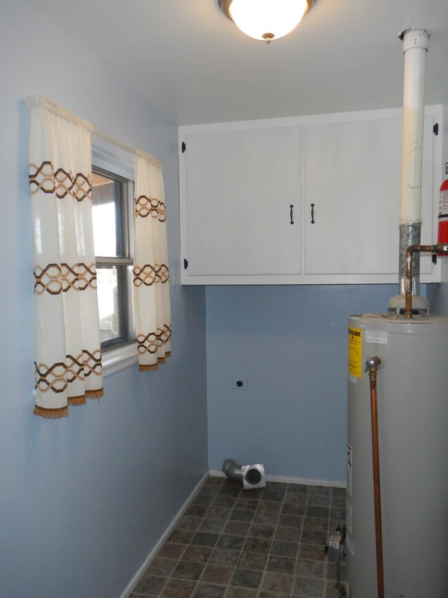 Utility Room with Washer/Dryer hook-up - 424 California St