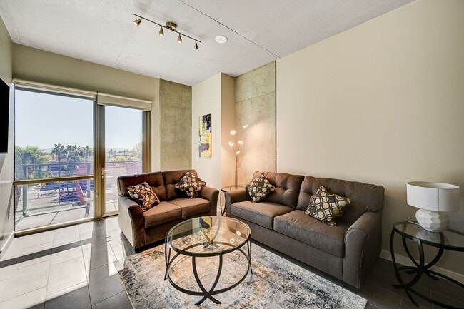 Foto del edificio - Fully Furnished 4th-Floor Condo with Stunn...