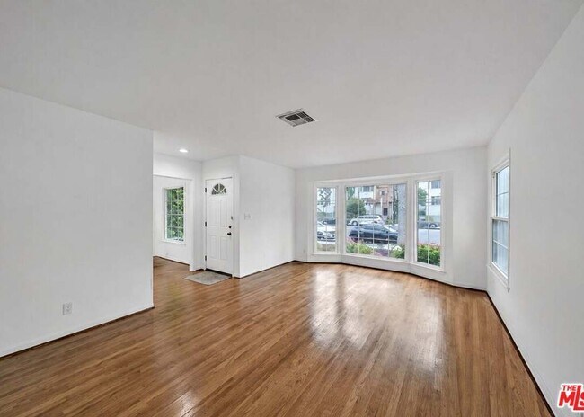 Foto del edificio - 6531 Hayvenhurst Ave