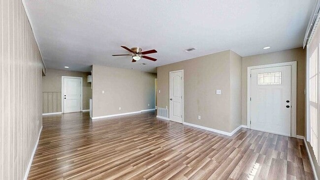 Building Photo - 3 bed 2 bath home with a carport in backyard