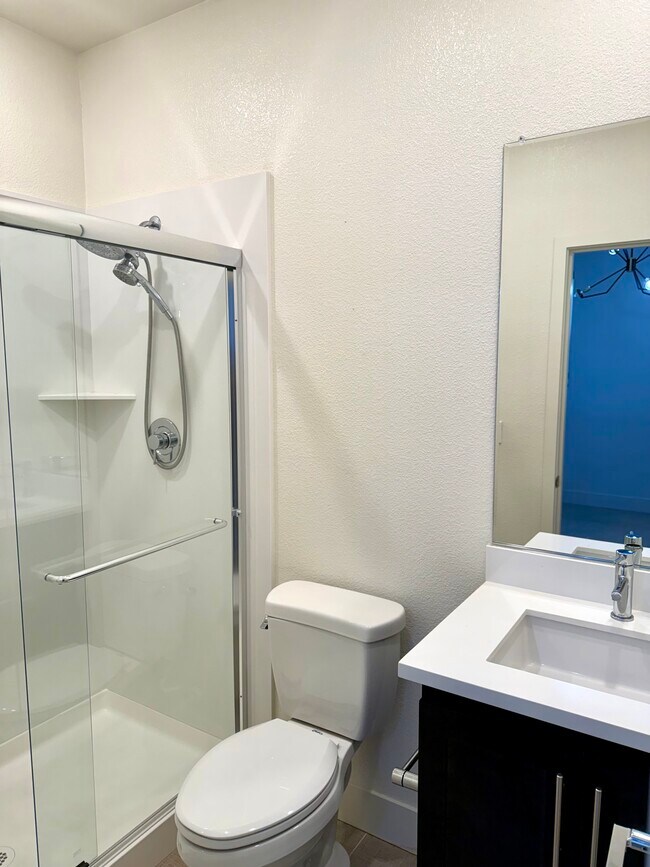 Baño completo en planta baja - 204 Plum Tree St