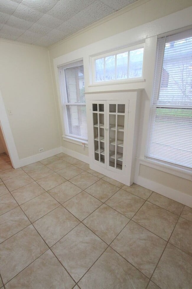 Building Photo - Tour Today! Cozy 2 Bedroom, 1 Bath Duplex ...