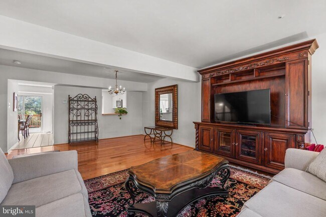 Foto del edificio - 5323 Tarkington Pl