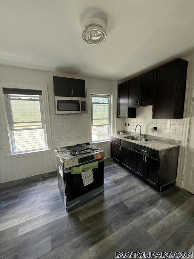 Building Photo - 33 Hancock St