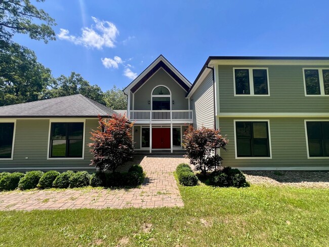 Building Photo - Cranberry - 6 bedroom 4 bathroom - Stunnin...