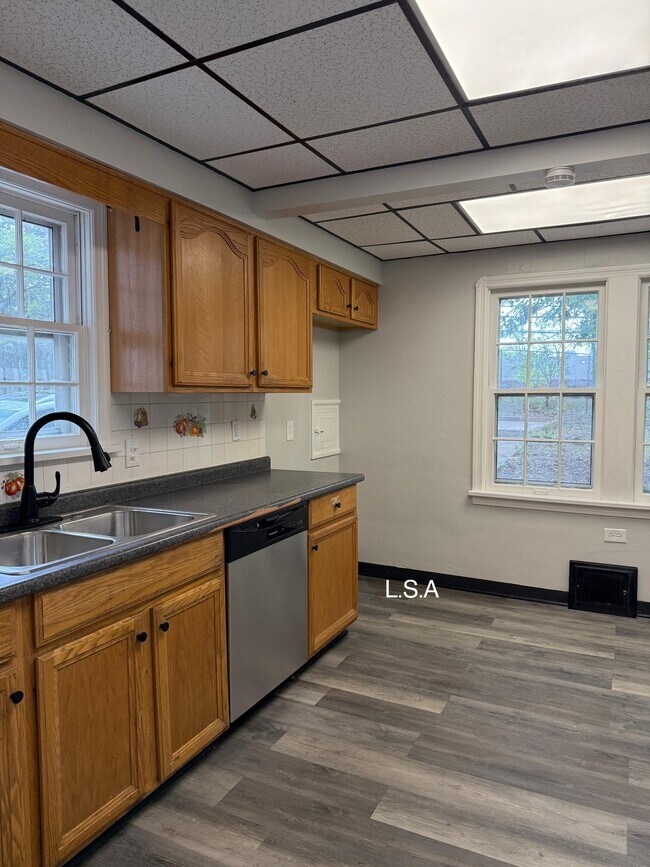 Building Photo - 9704 S Highland Ave