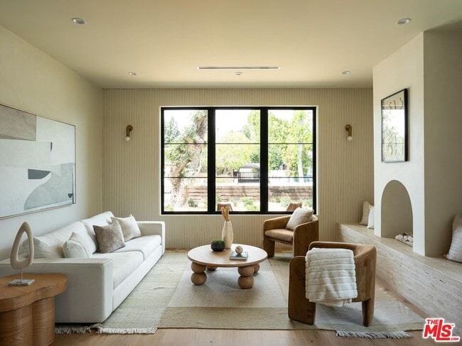 Foto del edificio - 11748 La Maida St