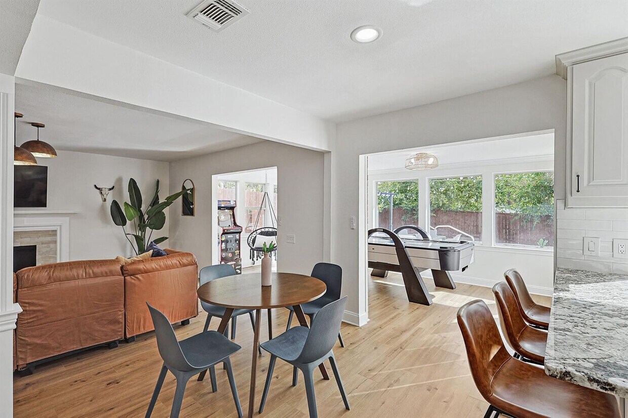 Primary Photo - 6872 Greenleaf Dr