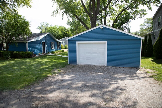 garage - 9024 Garfield Dr