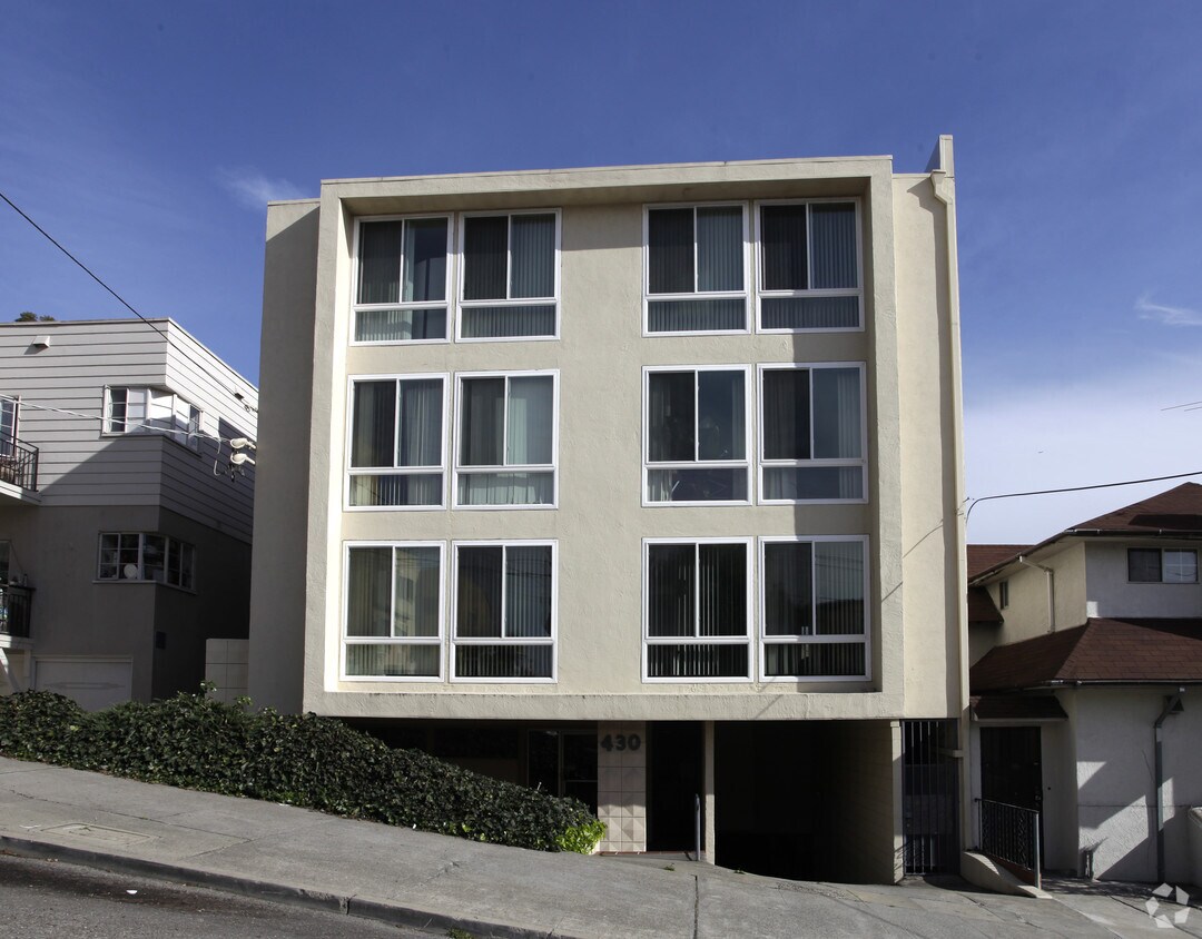 Foto del edificio - 430 Merritt Ave