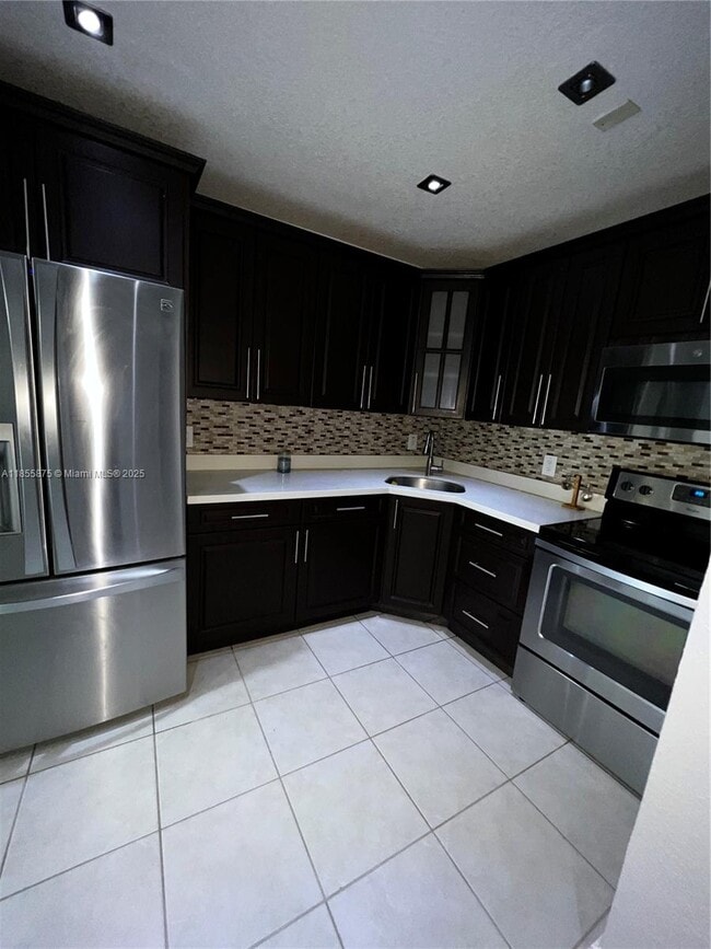 Building Photo - 6530 Lake Patricia Dr