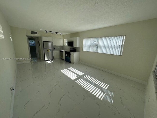 Foto del edificio - 1740 Funston St