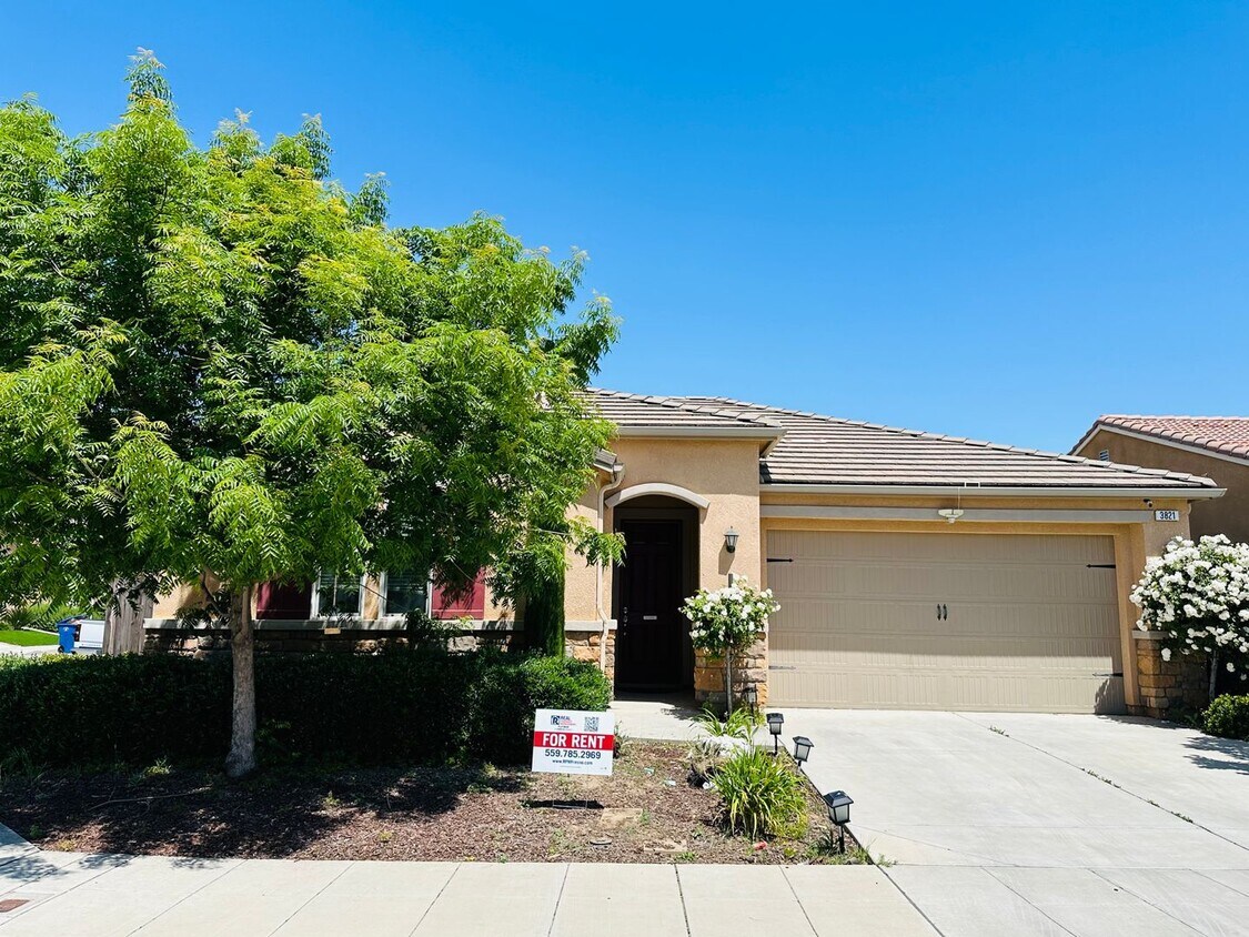 Primary Photo - $2,400 Ashlan & Leonard, 3 Bedroom Home - ...
