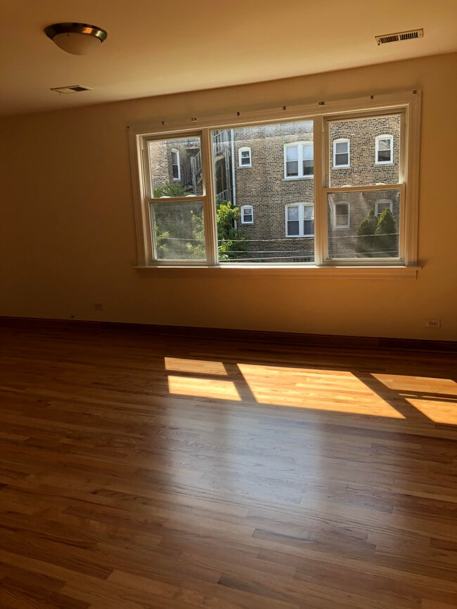 Foto del edificio - 1745 W Albion Ave