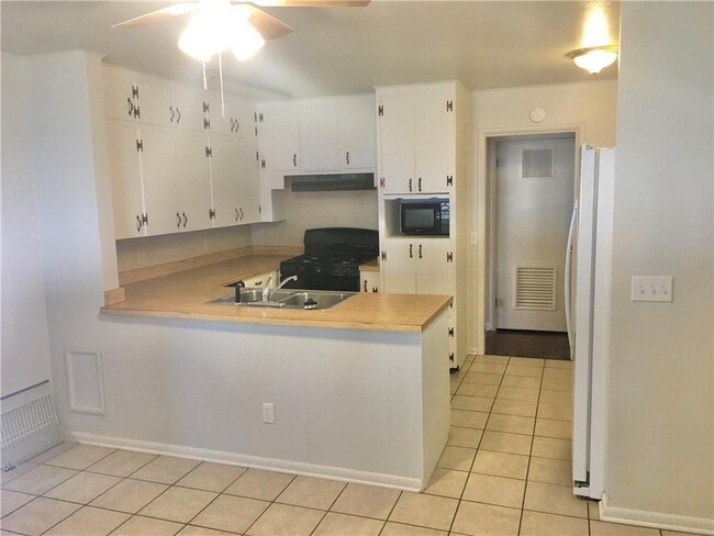 Building Photo - 101 E 1st St