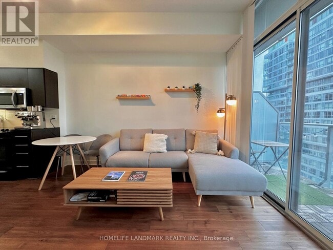 Building Photo - 126 Simcoe St