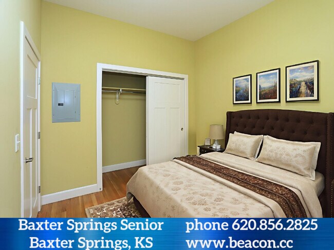 1 dormitorio con zona de dormir - Baxter Springs Senior Residences