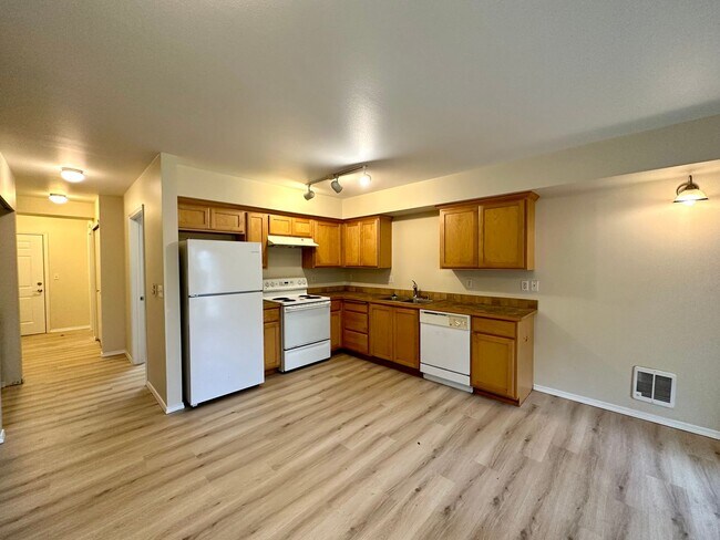 Building Photo - Newly Renovated! 508 Tremont Ave #102