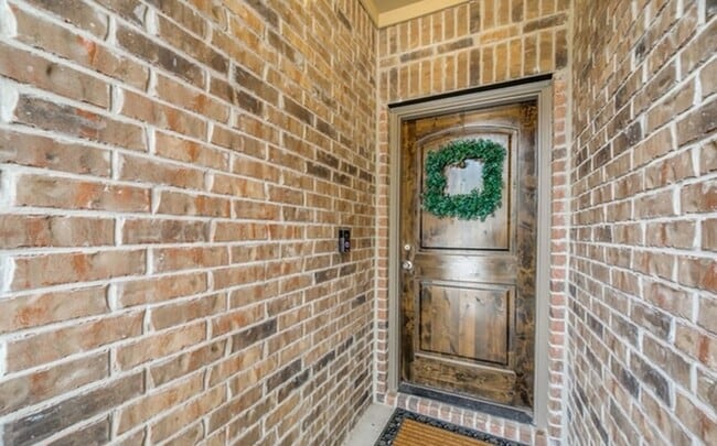 Building Photo - 318 Clorinda