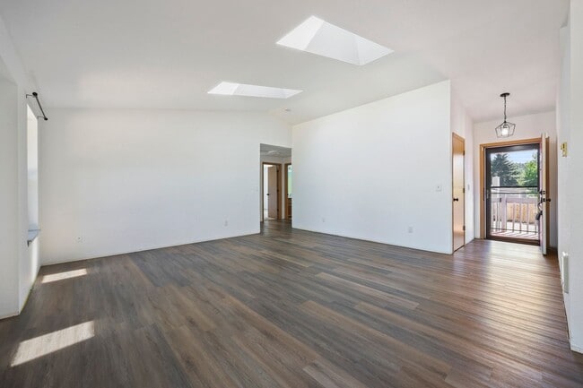 Building Photo - Move in ready - 3 bedrooms, 2 bath rambler...