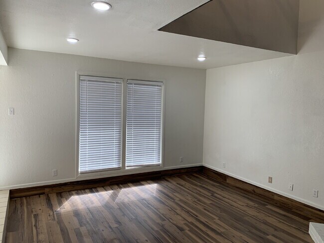 Foto del edificio - Updated Duplex in the Heart of Shopping an...