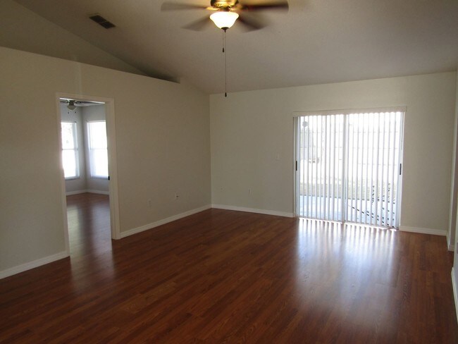 Building Photo - 725 Mink Ct