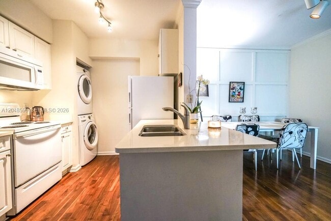 Foto del edificio - 17145 N Bay Rd
