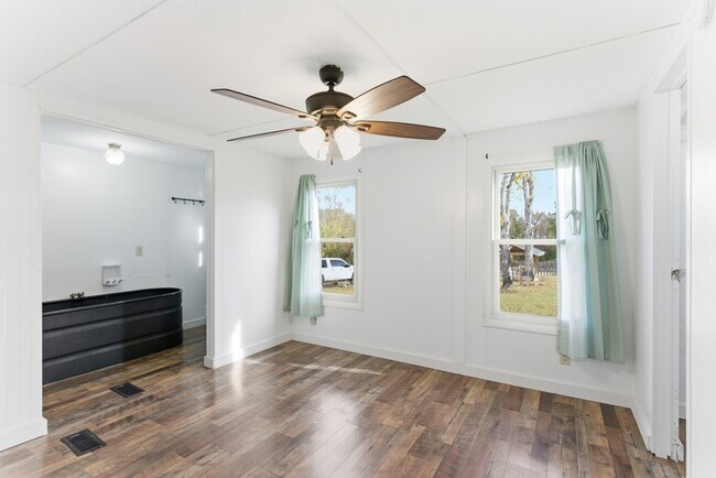 Foto del edificio - 1310 E Hendron Chapel Rd