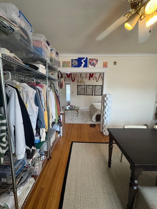 Foto del edificio - Lovely and Very Large Ravenswood Manor 1 BR