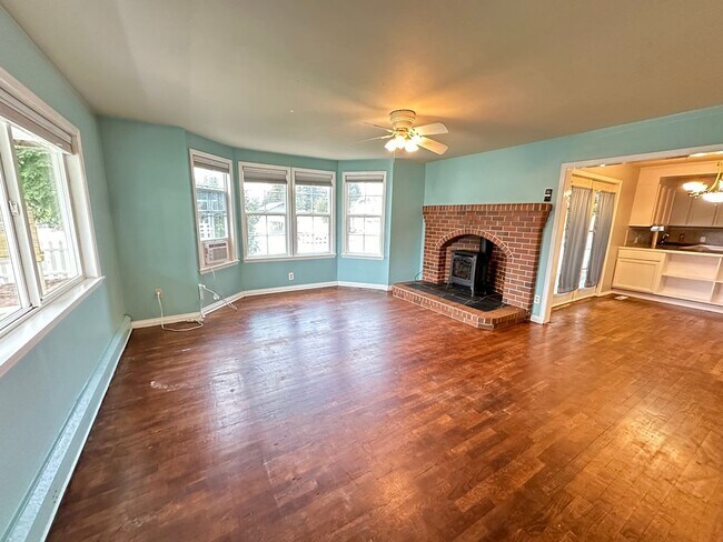Building Photo - Charming 6 Bedroom 3 Bath Home in Granite ...