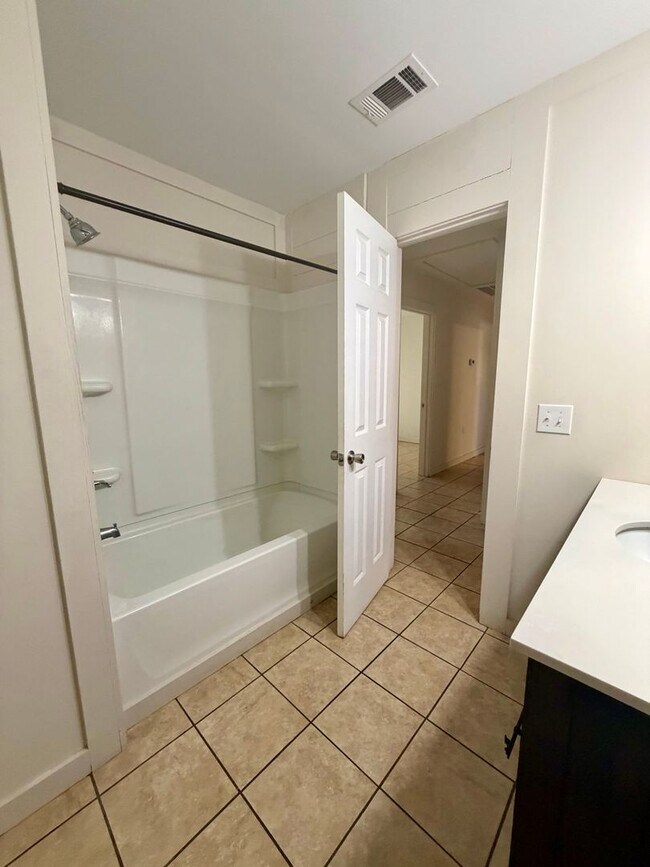 Foto del edificio - 3 Bed/1 Bath Home