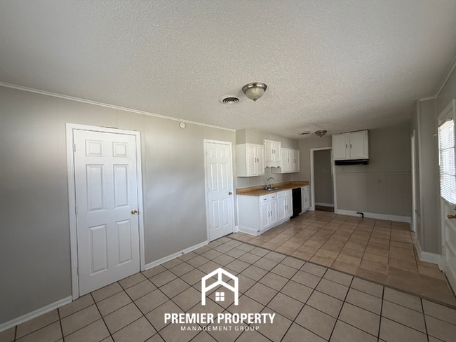 Building Photo - Charming 3BR Home w/ Hardwood Floors & Fenced Backyard in East Memphis