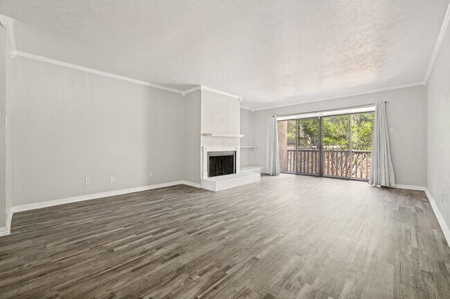 Building Photo - Prime Las Colinas Location! Spacious Condo Minutes from Dining, Entertainment & Major Employers